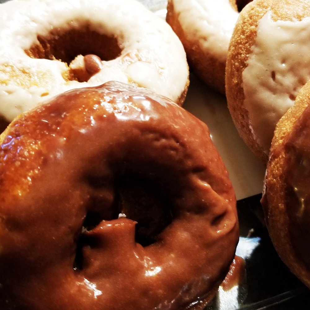 Mockingbird_USA's tweet photo. Fridays always end up being donut days. 😍 #workhard #playhard #yesTheyRVegan #happycrew #happiermodels https://t.co/G9FDhBqfg0
