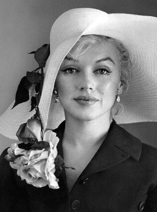 BenelAmer's tweet photo. مارلين مونرو في جلسة تصوير عام 1958. https://t.co/HyucoVAQoT