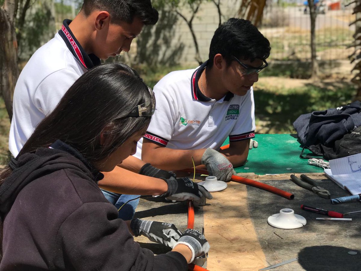 cecytecboquilla's tweet photo. 🏫Alumnos de Mantenimiento Industrial, práctica de Instalaciones eléctricas, docente Omar López #Somoscecytec #FuerteCoahuilaEs  @franciscotobias @asdru9 @faride_rmz @lugocecytec @CECyTECoahuila @GobDeCoahuila https://t.co/sNaF0zvIJi