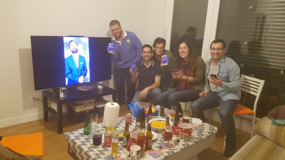 chemun's tweet photo. @Q12Trivia Jugando al Q12 en pantalla grande. https://t.co/q9r2FvqjA5