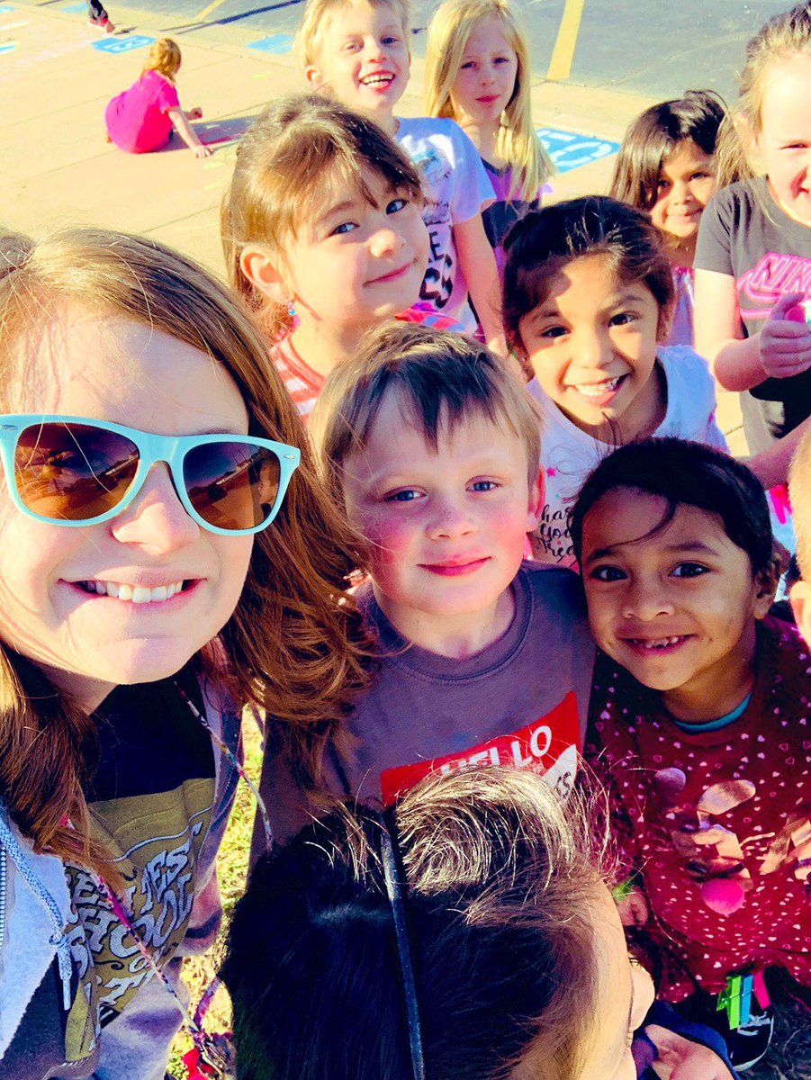 WellesleyKinder's tweet photo. Sunny days are great for sidewalk chalk and selfies!!! @NSDGoodman https://t.co/rf39OY6D8e