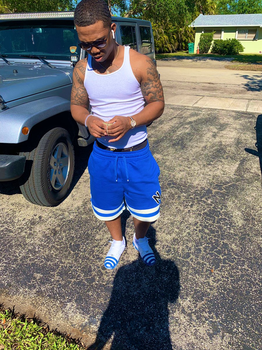 Rare_Luxury's tweet photo. Different vibes๐ง๐ฅถ
#MiamiSpringBreak2019
#Aamu #aamu20 #aamu21 https://t.co/fD6hCa4pPH