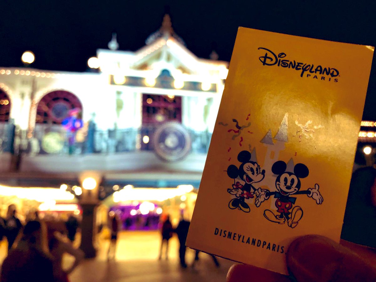 deindlrp's tweet photo. Our Newsreporter @DsnYmaniac is at the #APNight at #DisneylandParis tonight we are so jealous! Look at those beautiful pictures he sent us π Heβs #TeamPirate with a little bit #TeamPrimcess by the way! https://t.co/XdArwietwI