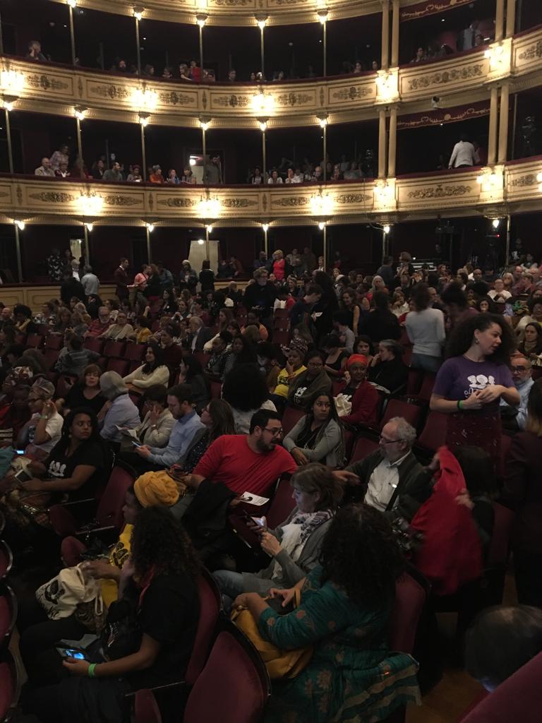 TVCIUDADuy's tweet photo. Todo listo.

#ÁngelaDavis en minutos desde el @TeatroSolis por @TVCIUDADuy 🙌 
¡No te la pierdas! https://t.co/mSBftNvFGW