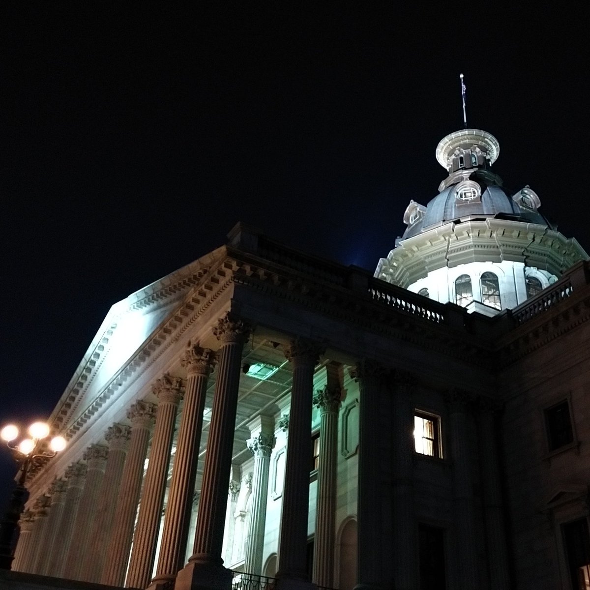 Phil_Hamby's tweet image. #SCStateHouse at night
.
@columbiasc @CLAmktg @HistColumbia @ncaa  #SCGeneralAssembly #photography #architecture #column #dome #night #nightphotography