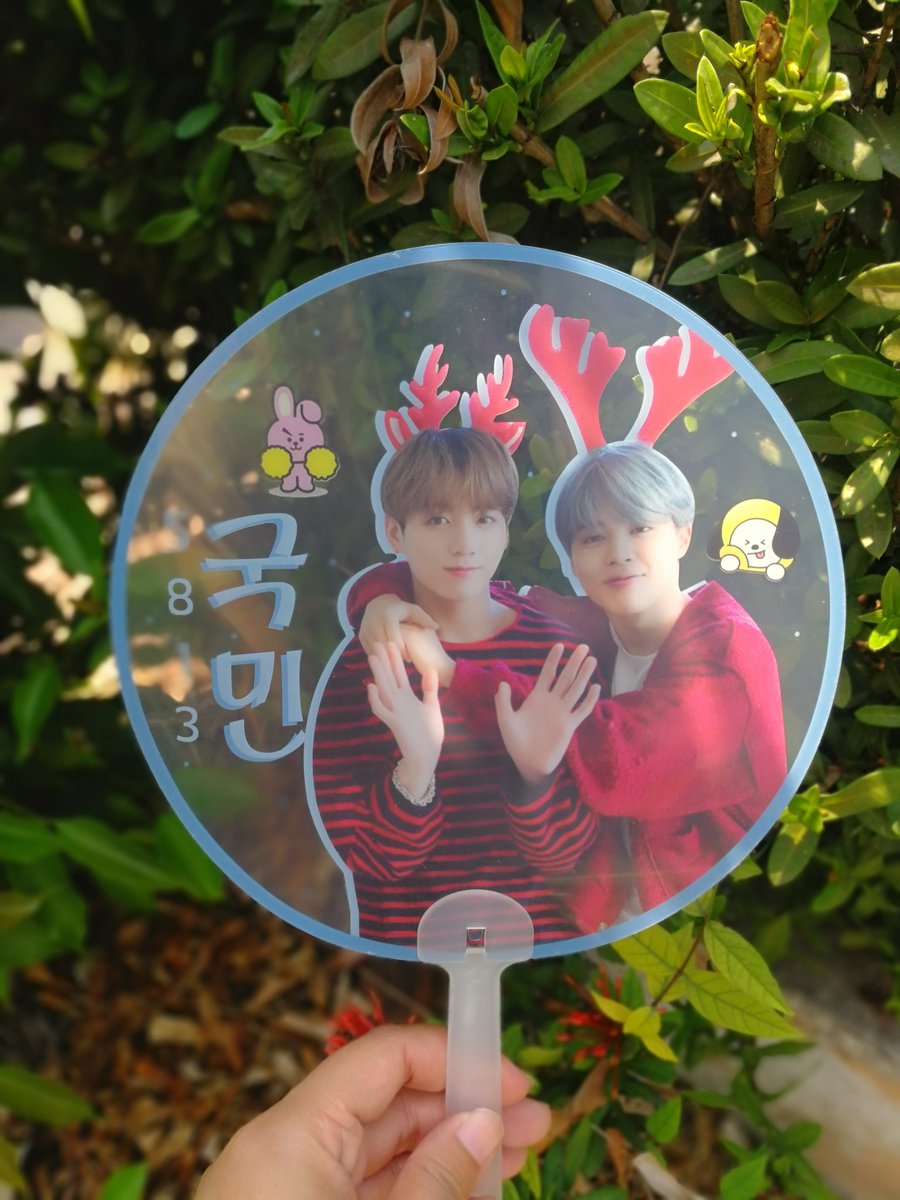 Hohopelicx's tweet image. พัดที่จะเอาไปแจกที่คอนเสร็จแล้ววว ภาพนี้เป็นตัวอย่างที่ทางร้านส่งมาให้ดูนะคะ แจกทั้งสองวันวันละ 50 อัน มารับน้องไปคลายความร้อนกันได้เน้อ 😁 #BTSLoveYourselfBKK