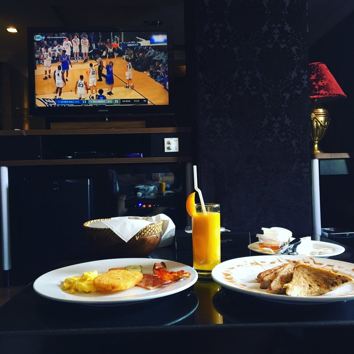 padroop724's tweet photo. Break fast and basketball in Manila https://t.co/aF3Wm4xE7H