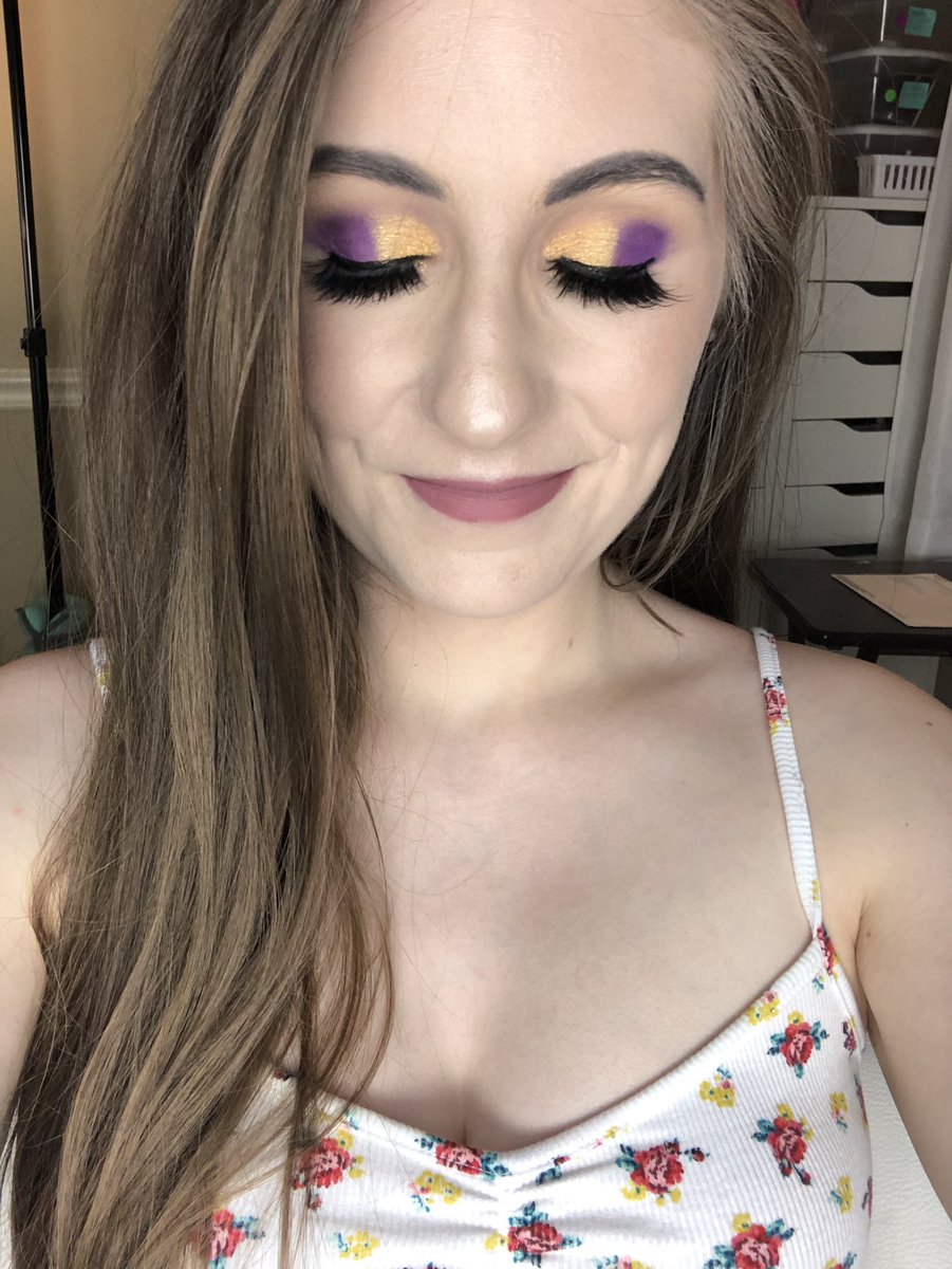 _kellienicole86's tweet photo. Full Details on IG 🌼
@ABHcosmetics @norvina1 #Riviera
@KissProducts #LashCouture “Gala”
@COVERGIRL #Brow Pencil
@tartecosmetics #FaceTape
@wetnwildbeauty #Highlight “I’m So Lit”
@TooFaced Melted Matte “Queen Bee”
#motd #makeup #mue #beautyyoutuber #beauty #beautybloggers https://t.co/pVV4MYHPtb