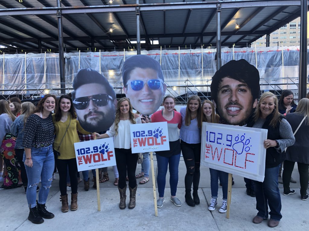 KNUDSON5's tweet photo. I need the meet &amp; greet 💃🏼🤩 #WOLFPACKMN https://t.co/OWPY1MFKpf
