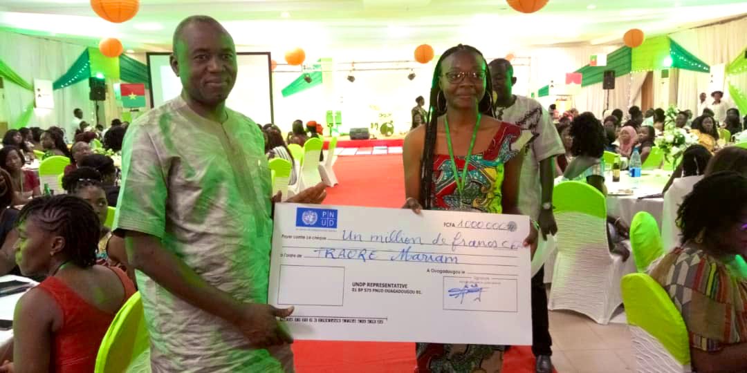 PNUD_BFA's tweet photo. #CNPLF19 Félicitations 👏🏽👏🏽👏🏽 à #MariamTraore qui remporte le 1er prix de la 2ème édition du #SIFED avec son projet innovant #GreenCase. Elle reçoit un chèque d’une valeur d’1million du @PNUD_BFA @metsi2 @onubf https://t.co/vb6cdEN8it