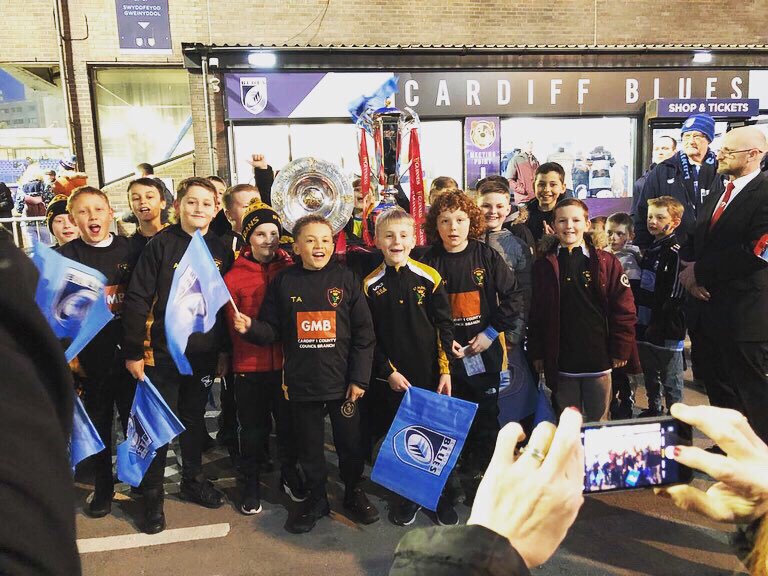stalbansu18s's tweet photo. Our under 11s had a brilliant evening at the @cardiff_blues vs @scarlets_rugby! 

We were lucky enough to do the BIG FLAG! Huge Thankyou to @CBluesCommunity for taking the time to make the community part of regional rugby! 

🏆👏🏉 https://t.co/DBT0LujyaX