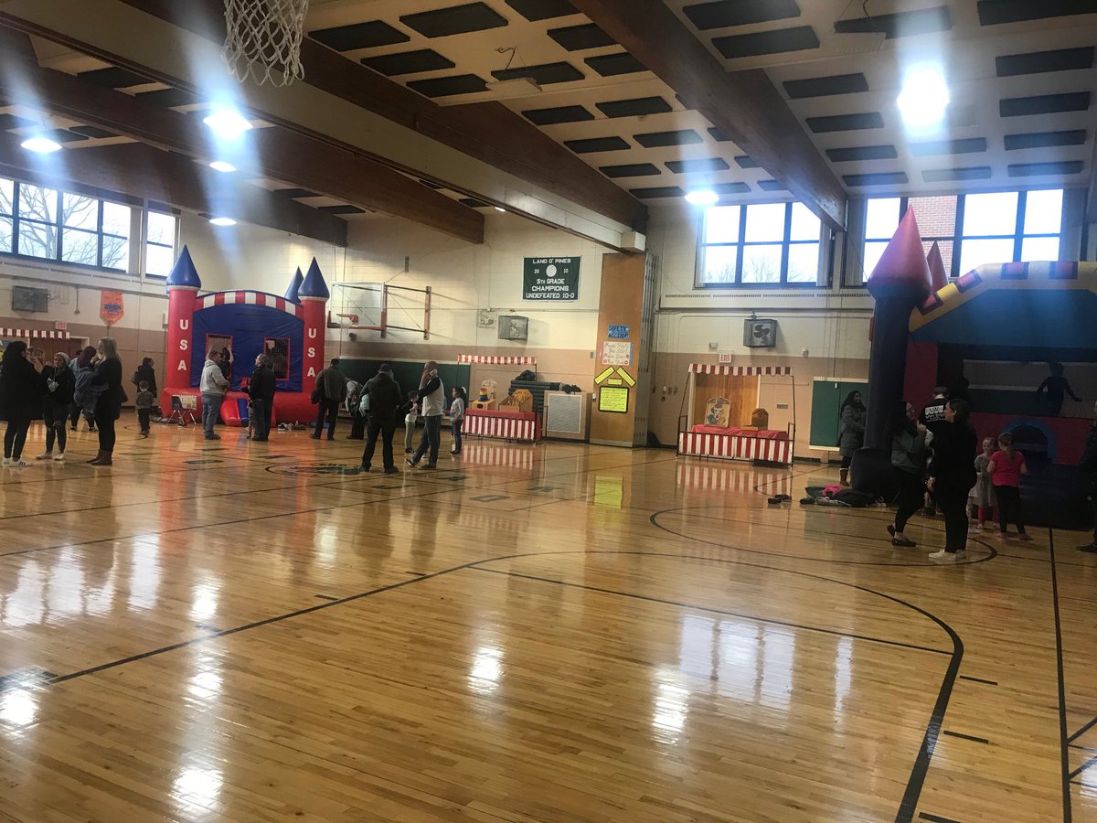 jenamato3's tweet photo. Family carnival night at LOP! Good times...thank you to the PTO and staff for all your hard work🙂 https://t.co/9oG46qdFpS