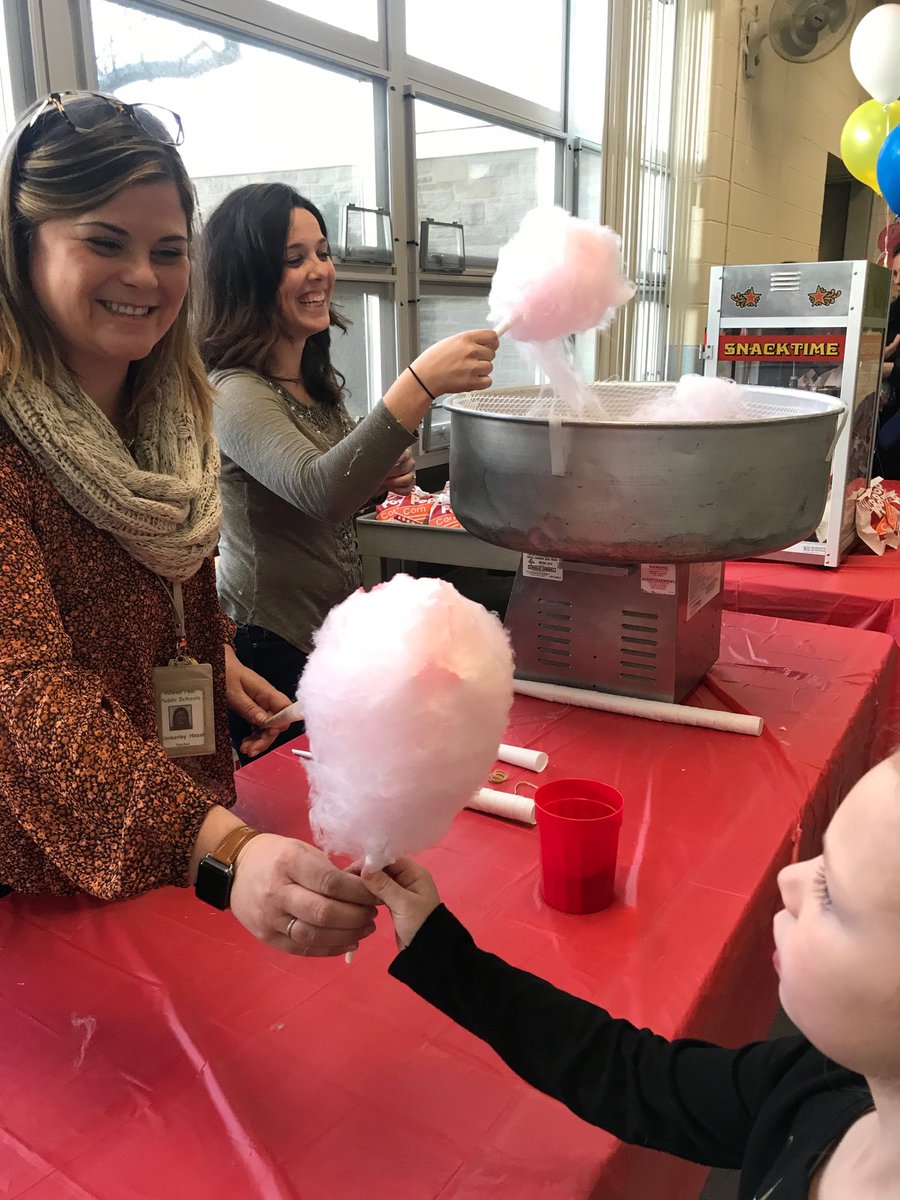 jenamato3's tweet photo. Family carnival night at LOP! Good times...thank you to the PTO and staff for all your hard work🙂 https://t.co/9oG46qdFpS