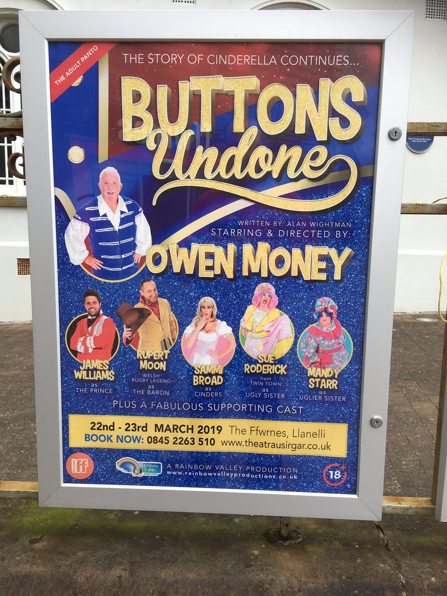 RupertMoon's tweet photo. My 1st Panto!
Thank you all....
(was more nervous that playing in front of 70,000 ppl!)
@Owenmoneypanto @owenmoneycomic @TheatrauSirGar ....
Plz join us on Saturday or on the rest of the tour!
#TheBaron #buttonsundone #Fun #Panto #Wales https://t.co/LTlpFeHlTQ
