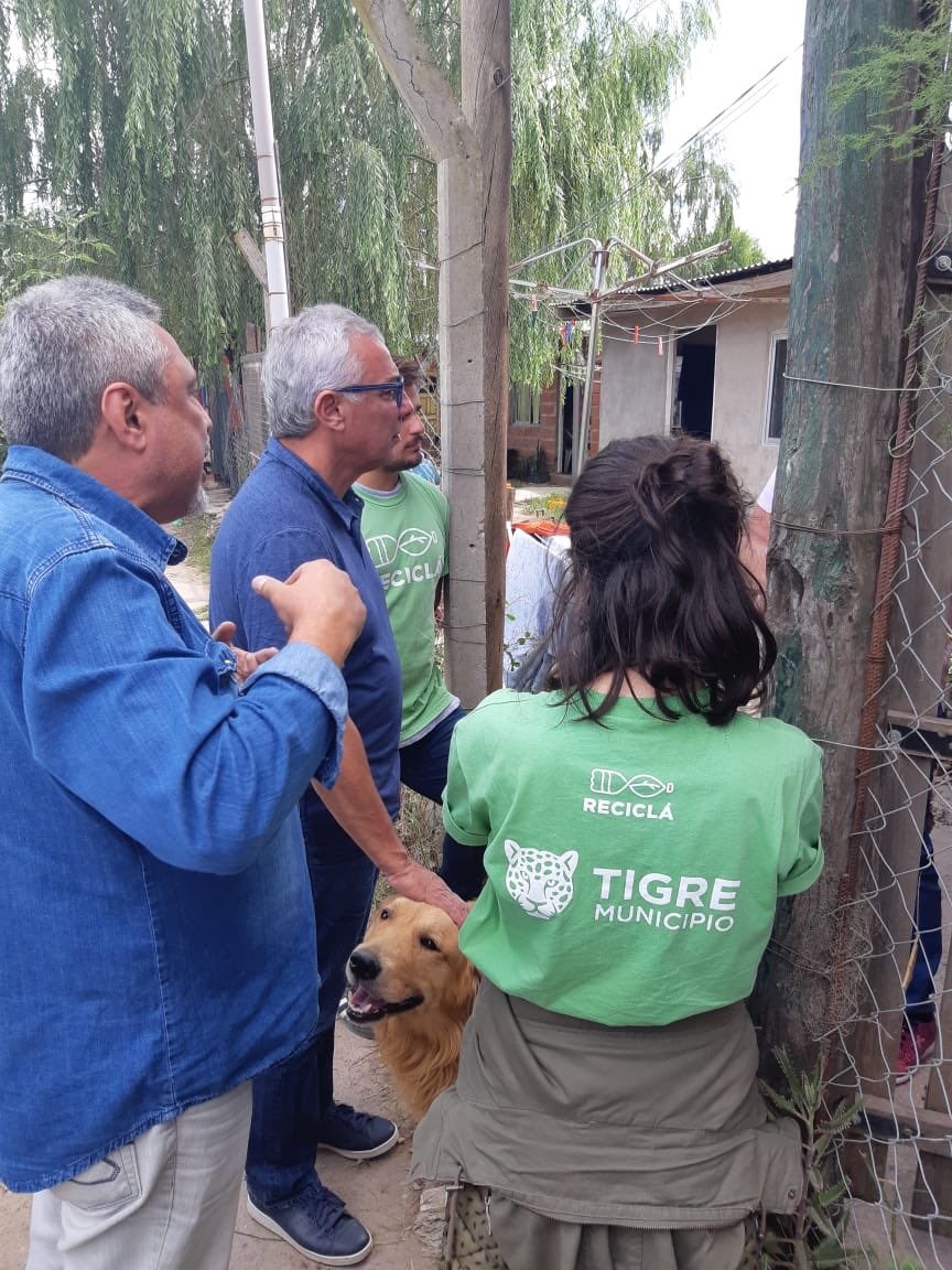 ZamoraJulio's tweet photo. Luego, con los chicos de @ReciclaTigre recorrimos la obra de pavimento en el barrio Juan Pablo II de Rincón de Milberg, donde también instalaremos 67 columnas de iluminación led para más seguridad. https://t.co/AVdH49IB56