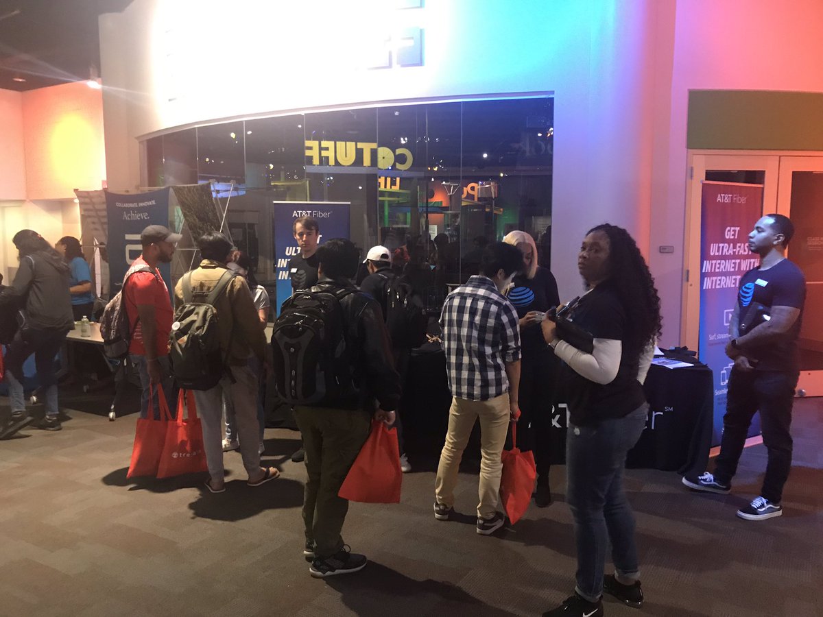 UrFavGreenleaf's tweet image. Great minds with cool ideas. Proud to be a part of the #HackathonCLT experience. Thank you @CESanchezNC for the partnership. #WeAreWhereYouAre #MidAtlanticTAKEOVER #RodgersThat #Fiber #FirstNet #WeAreOne