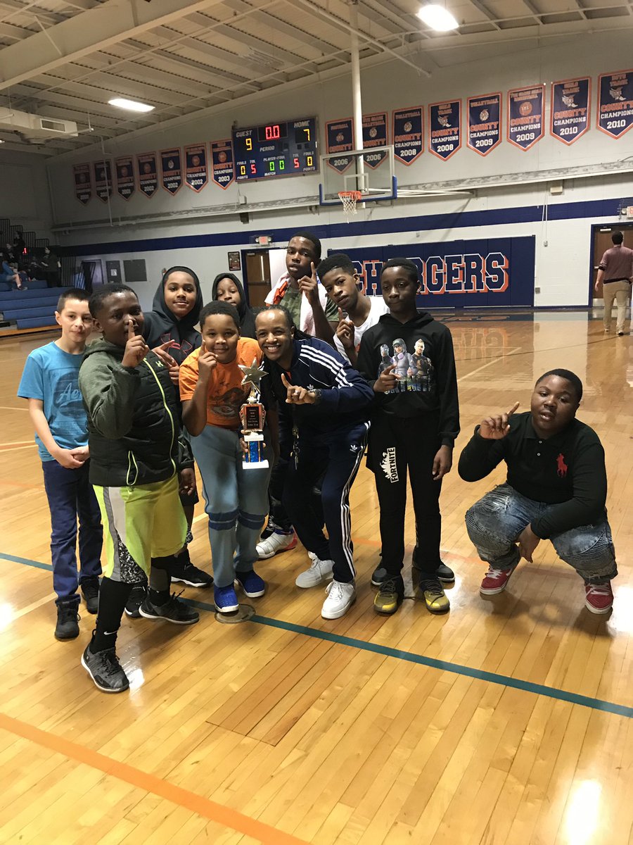 SouthavenMiddle's tweet photo. Congratulations to each of our Academic Excellence basketball winners today! Students are finding all kinds of ways to be successful. https://t.co/rFMicshimh