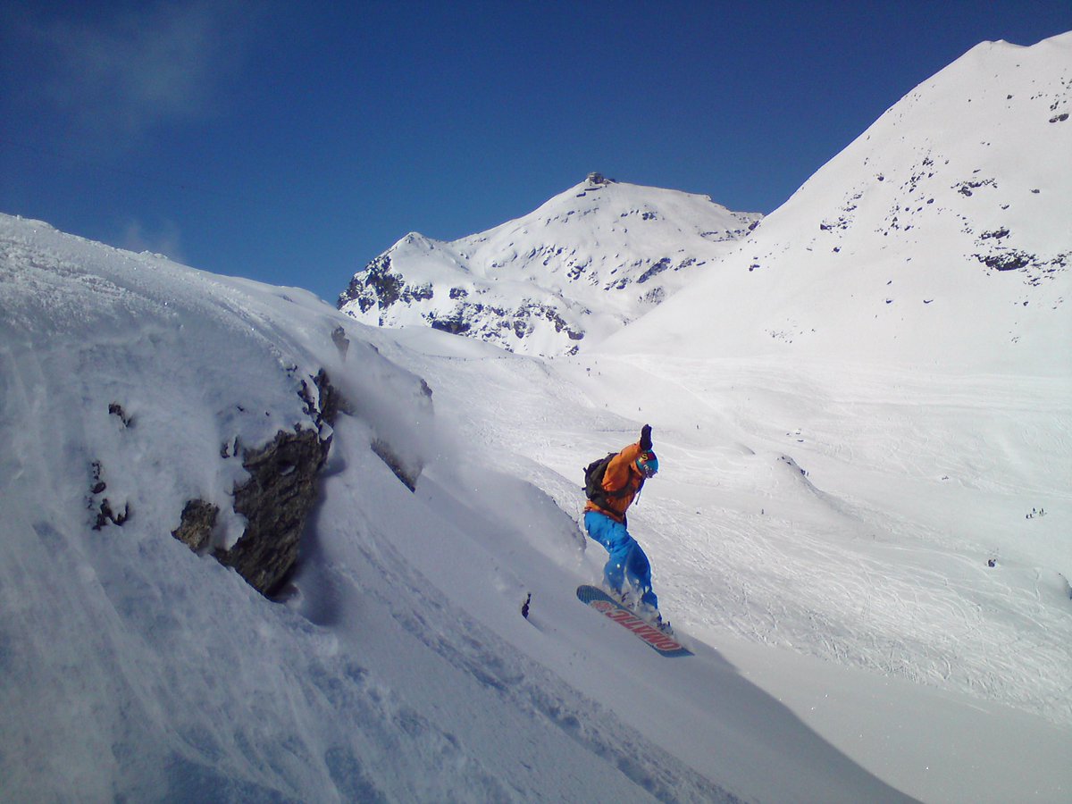 themilkrun_'s tweet photo. Throwback to when I first started to try and drop some small cliffs. Fair to say I did not land this one 🙈 #grindlewalde #skiswitzerland #snowboarding #themilkrun #mountains #DropCliffsNotBombs #powderdays https://t.co/Wl6piiFRJv