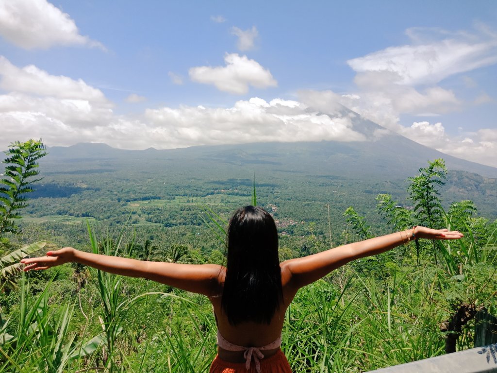 YannKimplay's tweet photo. 🔜🆕 Vendredi: Vlog BALI 😉
Encore une MERVEILLEUSE journée à Bali😍
#ubud #Bali #indonesia 
 #ecology #ecotourism #love #video #blog #blogger #Travelers #travelblogger #tourism #tourisme #Dreamday #riziere https://t.co/zCtDyppWwb
