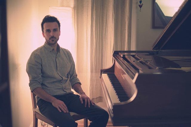 Jarrett Cherner. <a href="/jarrcher/">Jarrett Cherner</a> 
Brooklyn, NY. Octubre de 2015.
.
.
.
#portrait #portraiture #musik #music #musicportrait #musicians #grandpiano #tb2015 #jazzmusicians #jazzpianist #composer #jarrettcherner #alejandrabarragan ift.tt/2WhcuES