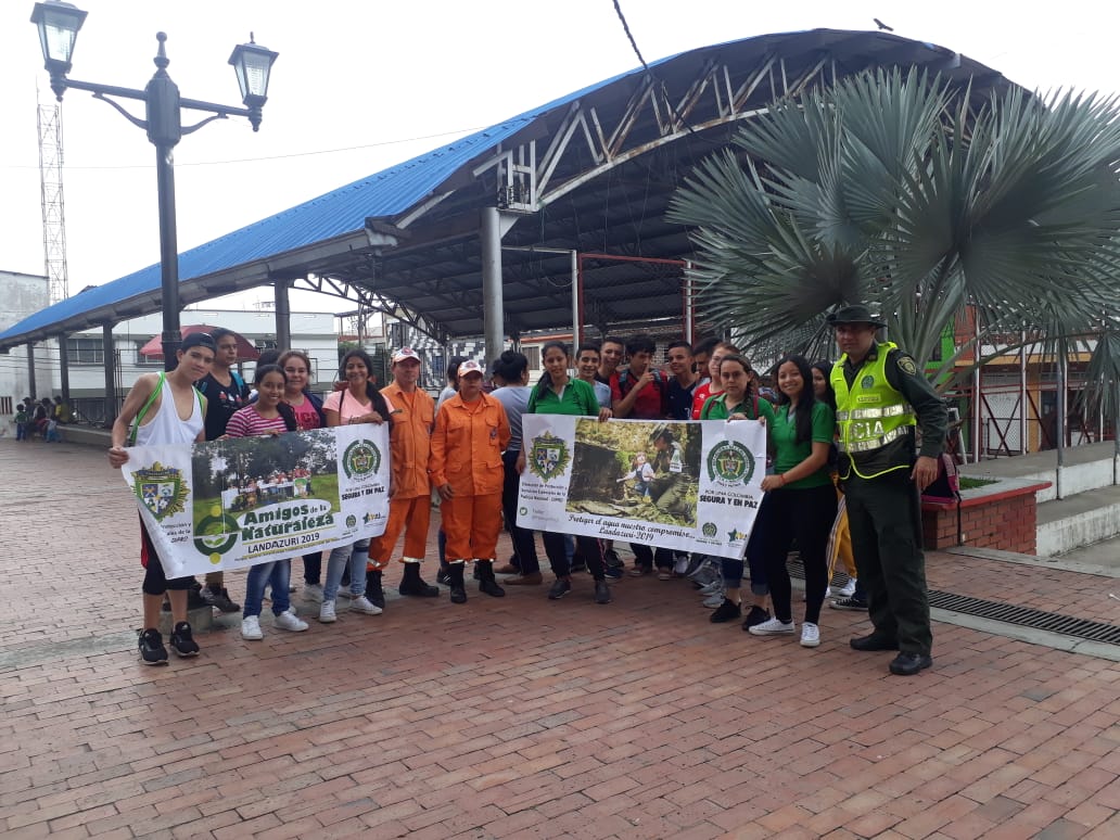 landazurena's tweet photo. #Landázuri @PoliciaStander celebra el día #DíaMundialDelAgua sembrando 100 árboles de Aro con el apoyo de #SERVILAN #AlcaldiaLandázuri #DefensaCivil #Bombero @SENAComunica #ColegioJoséMaríaLandázuri https://t.co/e74EWRlcLv