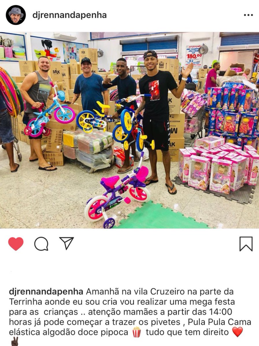 Efipedotrembala's tweet photo. O mundo do funk está com você irmão! Todo mundo sabe que você é trabalhador e que você é um cara de bem.
Vou deixar essas duas fotos aqui do DJ Rennan da Penha fazendo o que o governo não faz. https://t.co/Cam37ZSWTd