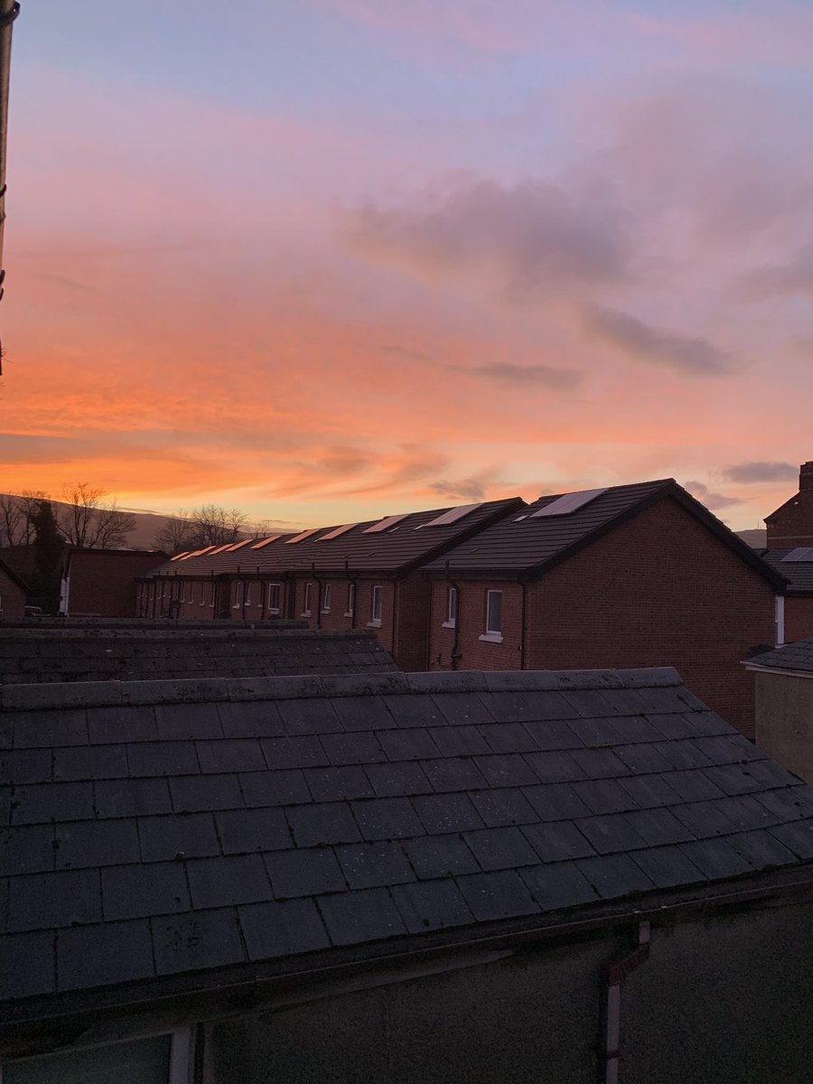 SusanLaverty4's tweet photo. #BelfastSunset @barrabest @newslineweather #viewfrommyhouse https://t.co/qbvx5oxHxv