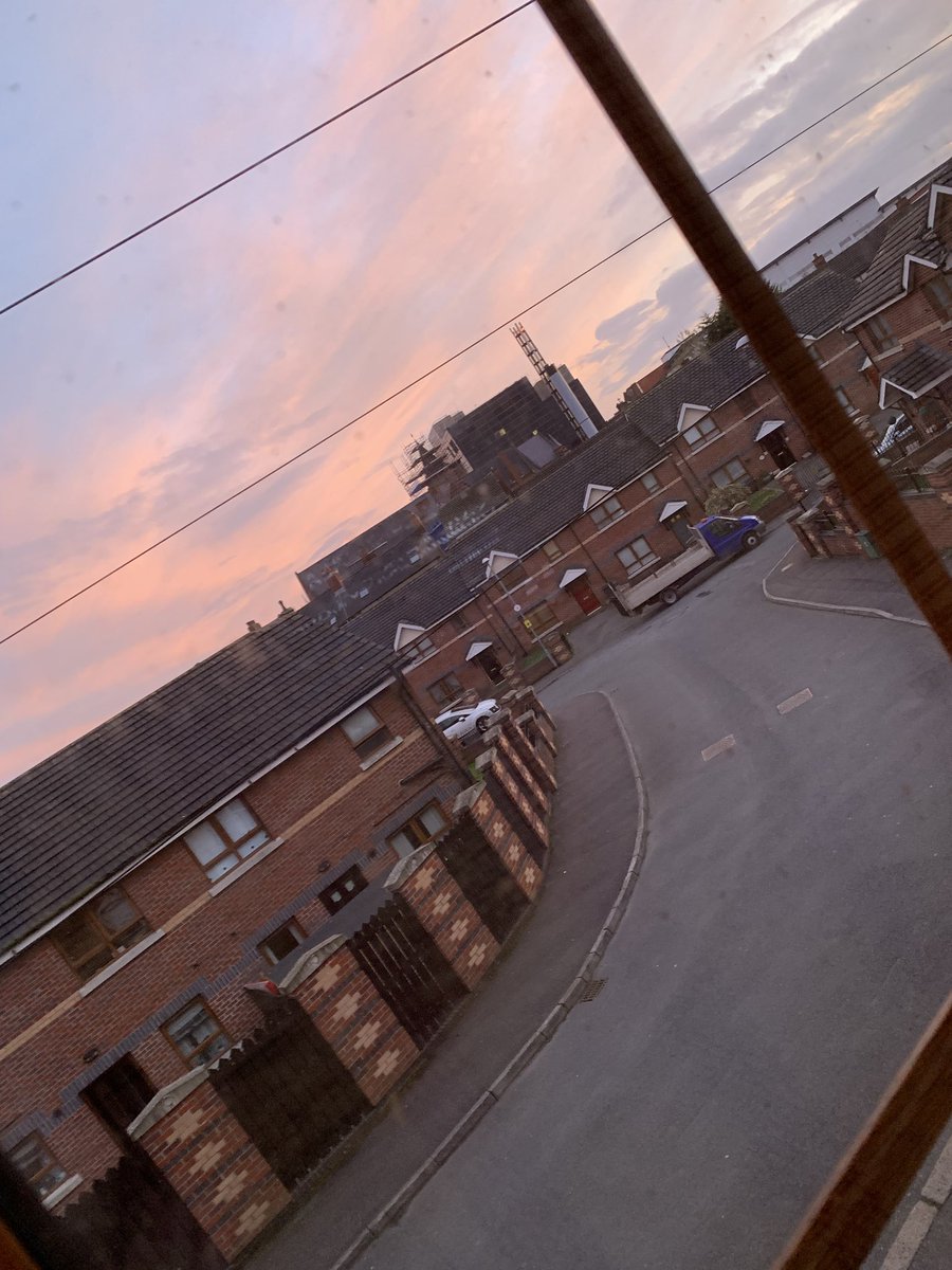 SusanLaverty4's tweet photo. #BelfastSunset @barrabest @newslineweather #viewfrommyhouse https://t.co/qbvx5oxHxv