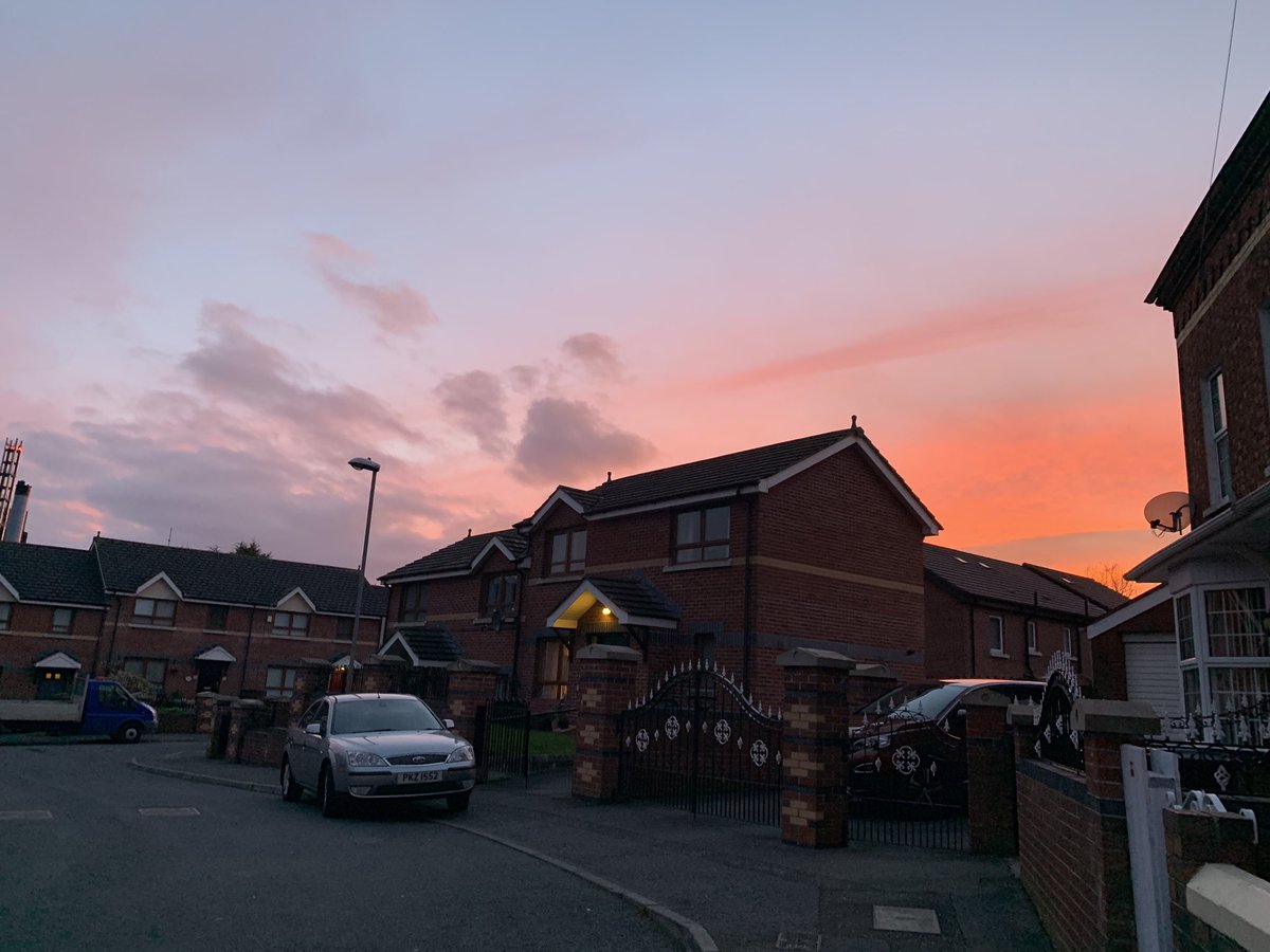 SusanLaverty4's tweet photo. #BelfastSunset @barrabest @newslineweather #viewfrommyhouse https://t.co/qbvx5oxHxv