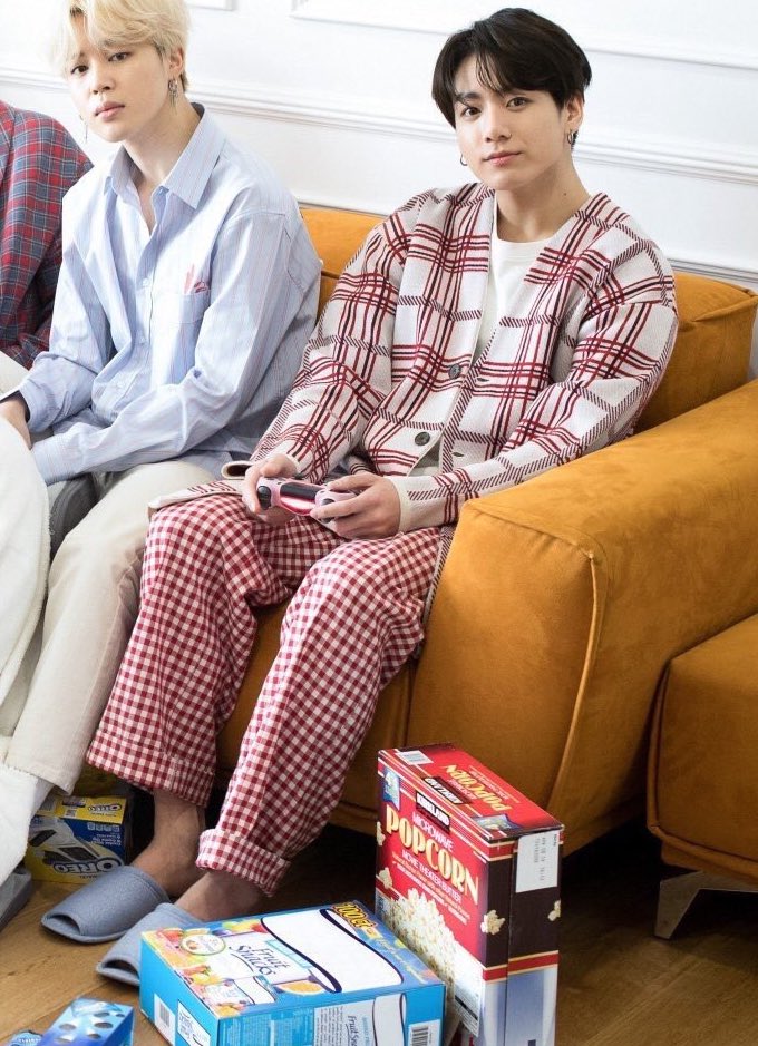 jungkook has baby feet 