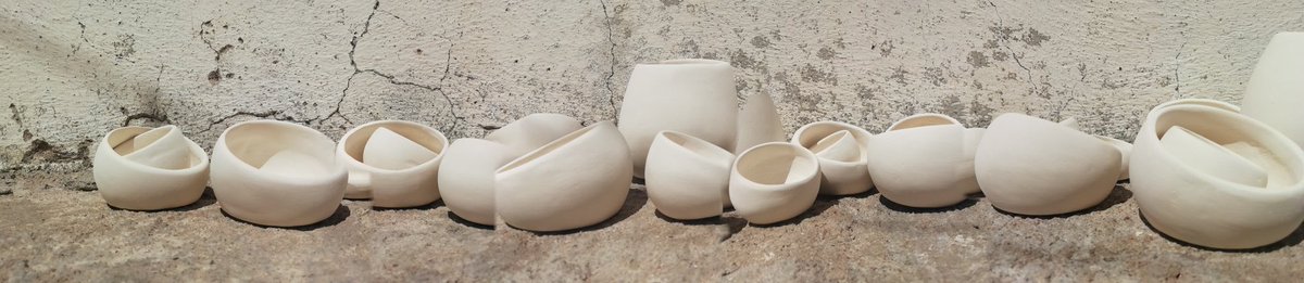 Piezas desnudas, sin esmalte, sin brillo... la naturaleza de la cerámica 🍃
.
#maceta #pottery #naked #ceramics #ceramique #proceso #process #creation #white #details #decoracion #decoration #diseñomexicano #design #industrialdesign #diseño #ceramicsmagazine #clayart #cliche