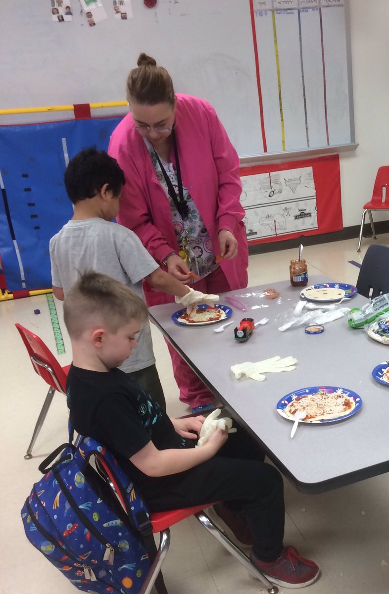 Parsons20182's tweet photo. Making pizza while learning about fourths, shapes, reviewing sequence of events and using our fine motor skills. @central_mabank  #cekidsmatter https://t.co/JDgcBBLzLk