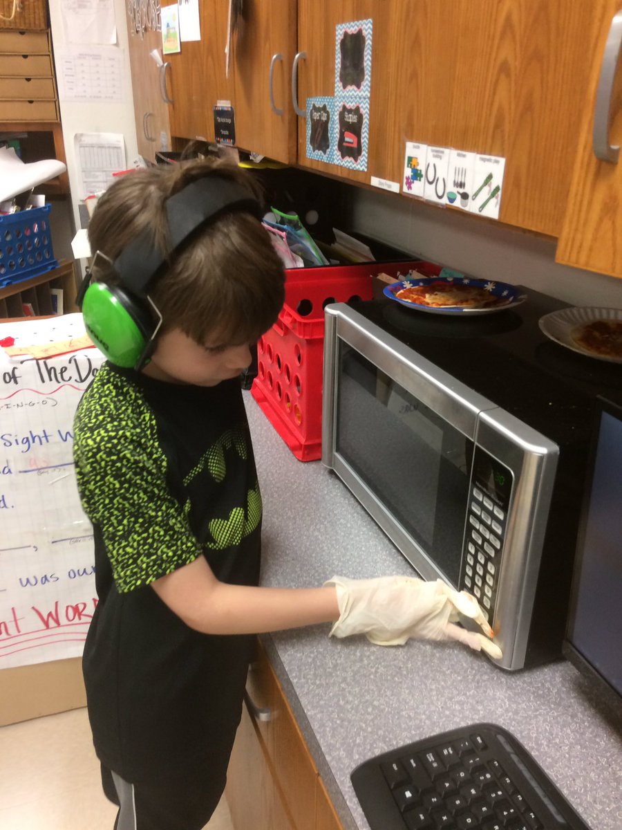 Parsons20182's tweet photo. Making pizza while learning about fourths, shapes, reviewing sequence of events and using our fine motor skills. @central_mabank  #cekidsmatter https://t.co/JDgcBBLzLk