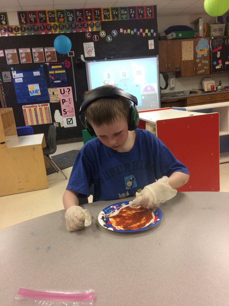 Parsons20182's tweet photo. Making pizza while learning about fourths, shapes, reviewing sequence of events and using our fine motor skills. @central_mabank  #cekidsmatter https://t.co/JDgcBBLzLk