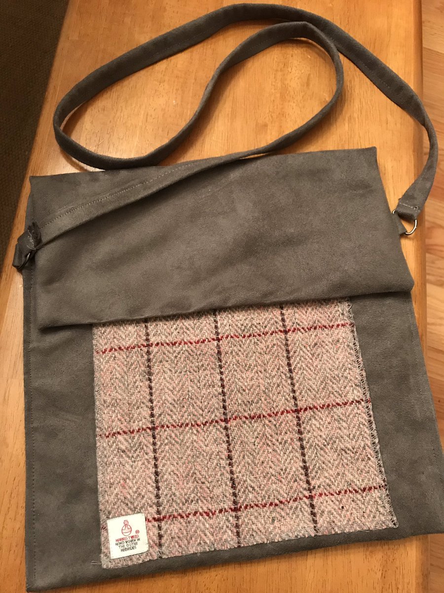 EliseC12's tweet photo. And my purse is complete! Thank you again @mrpocketsquare1 for providing a beautiful pocket square and @SassenachSJ for the inspiration. Time to plan my trip to Scotland. https://t.co/XgG2dOshxN