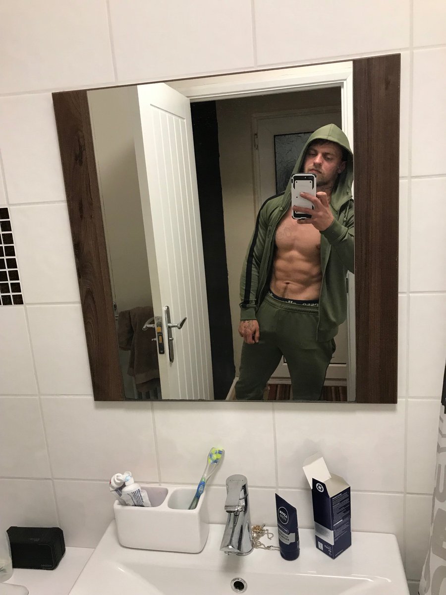 superiorgod92's tweet photo. On a bulk and I’ve still got abs 😂 #alpha #cashmaster #cashfags @RTtruealpha @AlphasPromo4 https://t.co/wtm81JAx3h