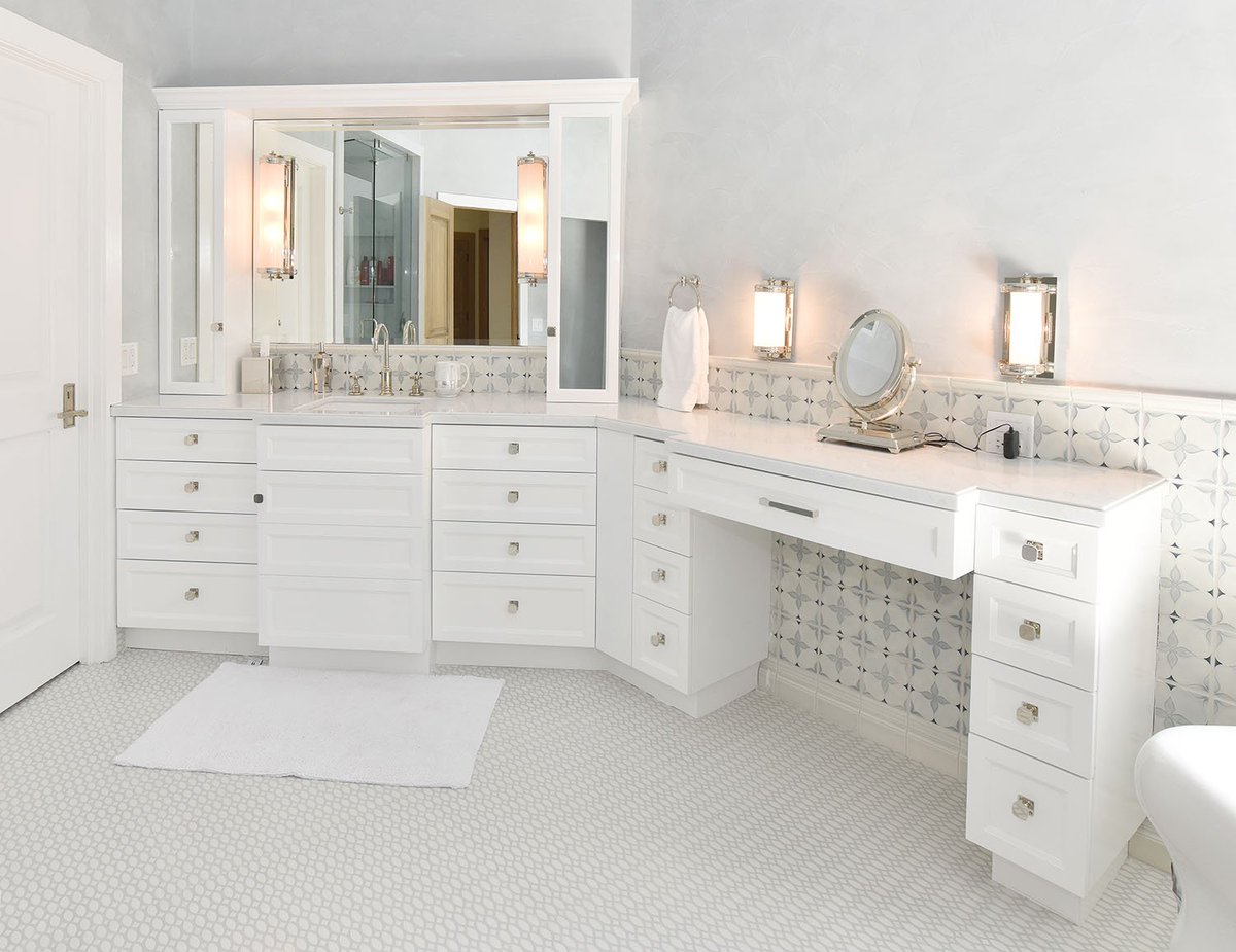 vvfurnitured's tweet image. Punch up your bright white master suite with vintage runner care of bathroom details. 
To own, Check out: - buff.ly/2FzFdR3
.
.
.
#bathroomdesign #vvfurnituredesign #customkitchendesigns #tiles #cabinets’ #vanities #builtins #bathroomremodel