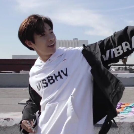 fullrenjun's tweet image. happy happy happy birthday to the loml! i love you with my whole heart and soul! i hope you know how much youve changed my life and how much you mean to me!! please stay safe and healthy!!! i love you, my smol and talented pure boy! ❤😭 #HAPPYRENJUNDAY #HappyPureBoyDay