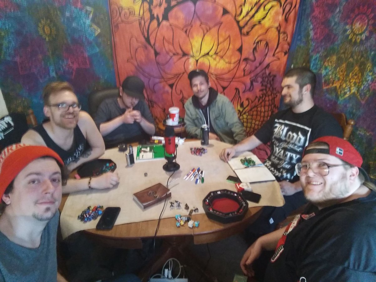 Tishalyn103's tweet photo. Go support the guys @tableflopcast on https://t.co/8Pf2jOBegn streaming live right now https://t.co/wmZuQlGAIT