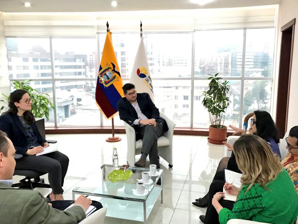 EcuadorMAE's tweet photo. Ministro @Marcelo_MataG recibe a la embajadora de Indonesia Diennaryati Tjokrosuprihatono, para tratar asuntos de interés común. Las Islas Galápagos fue unos de los principales temas abordados. https://t.co/7lJuAYiU4Z