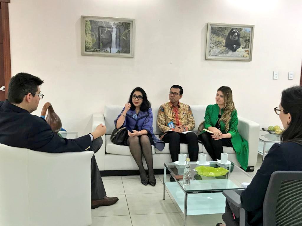 EcuadorMAE's tweet photo. Ministro @Marcelo_MataG recibe a la embajadora de Indonesia Diennaryati Tjokrosuprihatono, para tratar asuntos de interés común. Las Islas Galápagos fue unos de los principales temas abordados. https://t.co/7lJuAYiU4Z