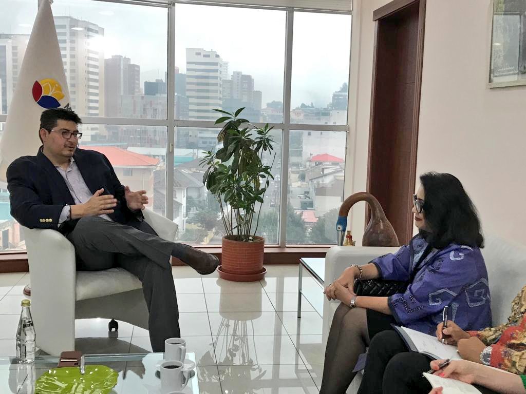 EcuadorMAE's tweet photo. Ministro @Marcelo_MataG recibe a la embajadora de Indonesia Diennaryati Tjokrosuprihatono, para tratar asuntos de interés común. Las Islas Galápagos fue unos de los principales temas abordados. https://t.co/7lJuAYiU4Z