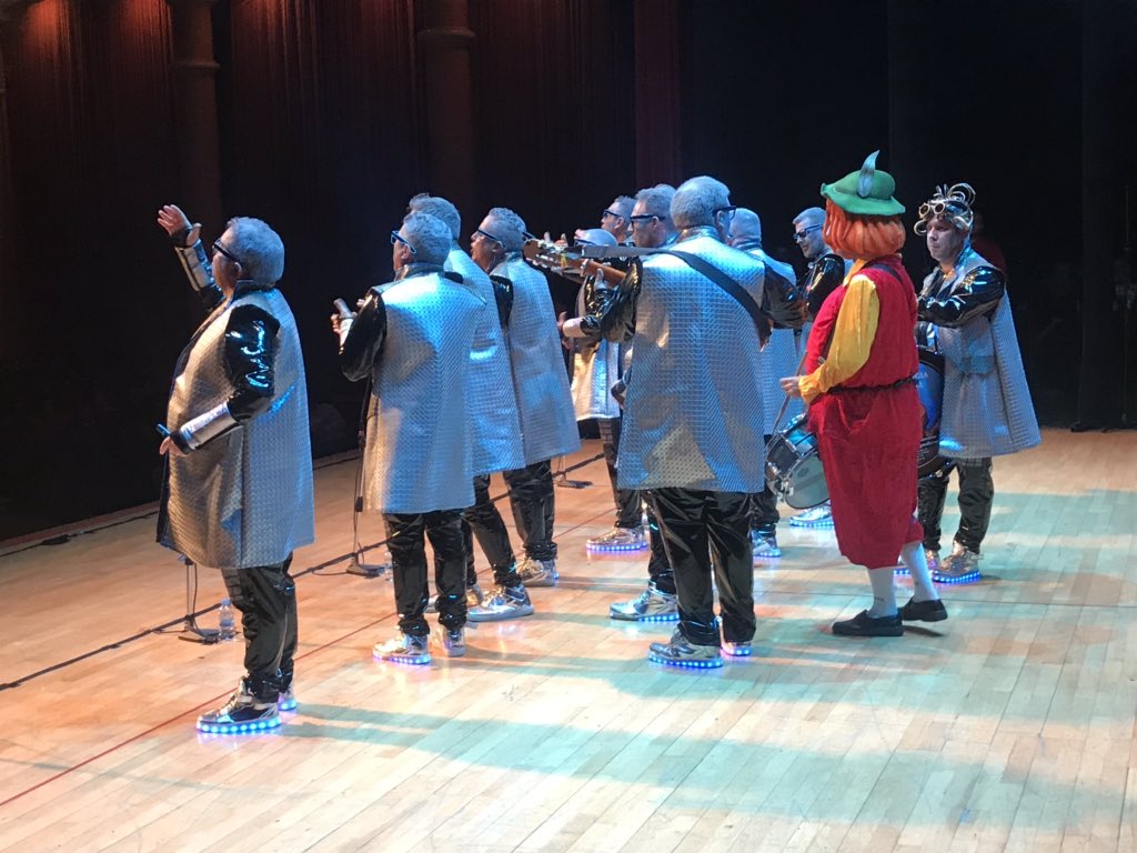 murga_torrole's tweet photo. A ‘Los de Pasao Mañana’ (@MurgadePariente) se le ha colado un gambino. Ha cambiado poco en el futuro. Ejemplo de unión y compañerismo siempre dentro de la fiesta, de 10. Culminan su presentación #COACTorremolinos2019 #coactorrole #GranFinal https://t.co/KBh4gpW5fi