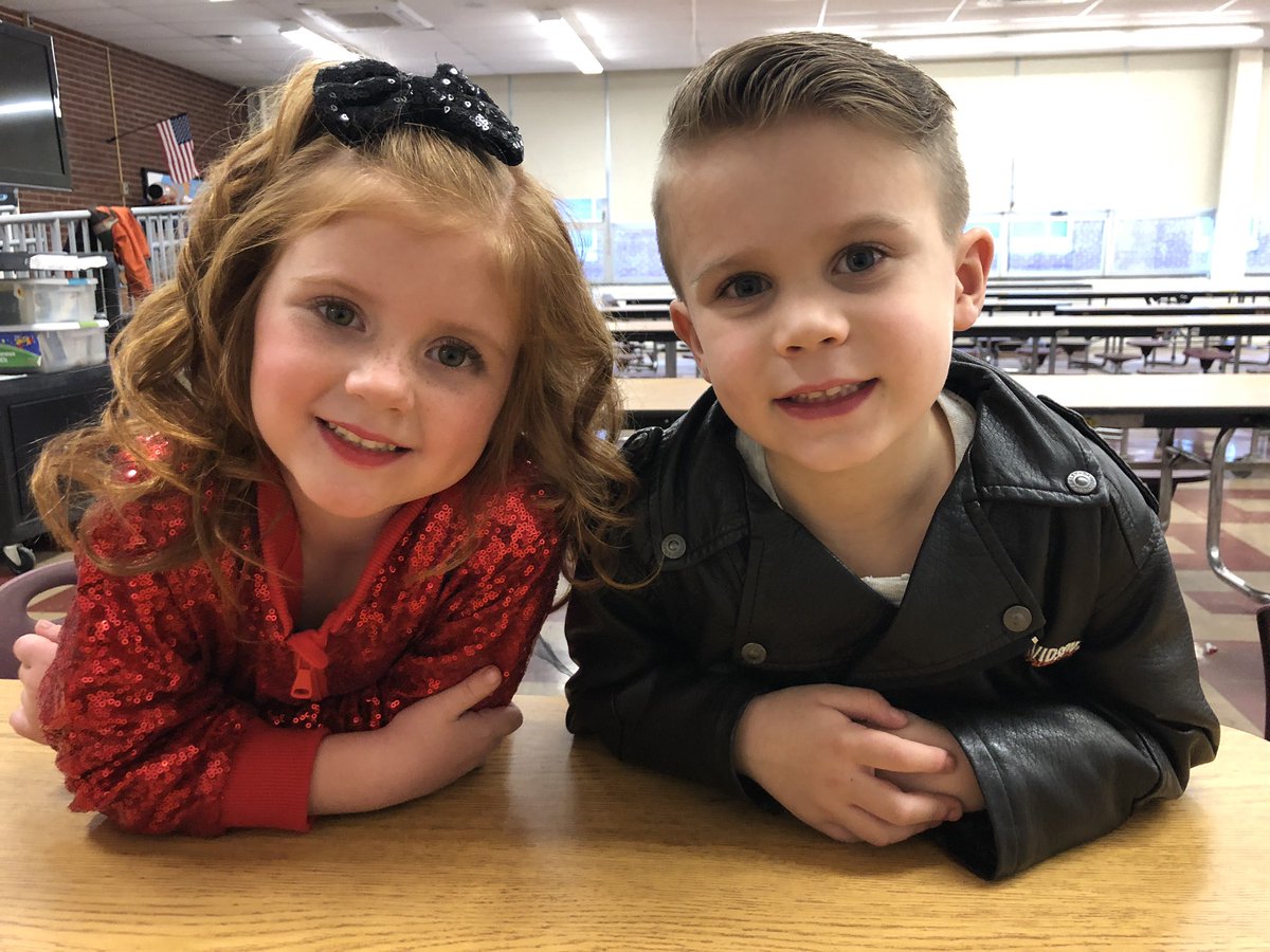 missalyss714's tweet photo. OTES Follies was awesome! #ClassCouple #Kindergarten #SpartanLegacy @Mrs_Garofalo https://t.co/EhTZjtdp1f