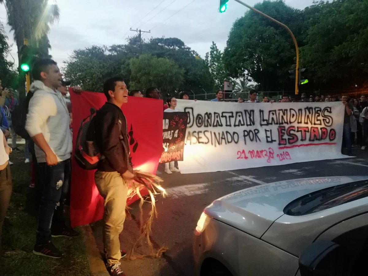 UNEESUDLA's tweet photo. Plantón en Cali en rechazo a la masacre en el marco de la Minga social donde muere el compañero Jhonatan Landines de la Universidad del Valle en manos del estado. #ContamosLoQuePasa https://t.co/Su988LnUpm