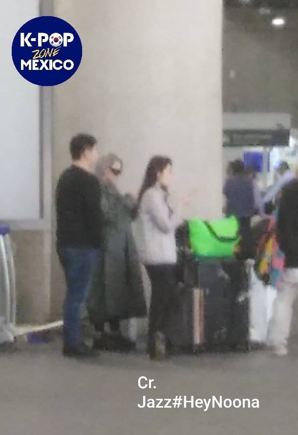 KpopZoneMexico's tweet photo. [ÚLTIMO MINUTO] #CL

CL ex integrante de 2ne1 fue captada en el aeropuerto de la Ciudad de México. Algunos fans la reconocieron, sin embargo no pudieron acercarse demasiado. 

¿Será que la rapera planea algún show en tierras mexicanas? https://t.co/HUtRUbV7wi