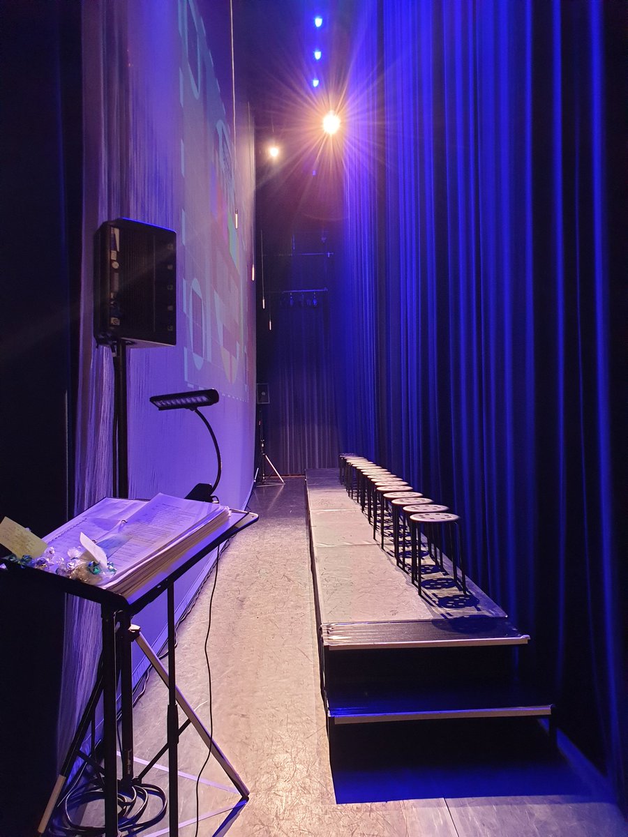Het was geweldig en morgen mogen we weer! Foto: onze kooropstelling achter een wit gaasdoek met projectie, echt zó cool! (Nog enkele kaarten beschikbaar) #cool #vet #mallebabbe <a href="/SplinterTheater/">TheatergroepSplinter</a> <a href="/AandeSlinger/">Aan de Slinger</a>