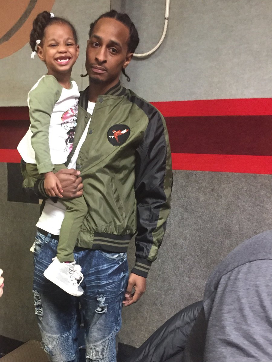 ___sheCOOLING's tweet photo. my two favorite people 😍 TB3x now 👨‍👩‍👧‍👧 https://t.co/jRgSMwWume