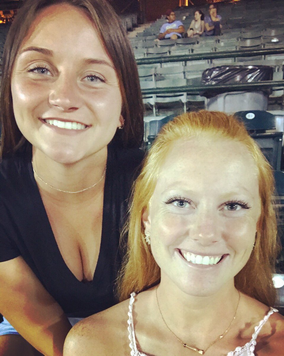 mereproc10's tweet image. SUPER CONGRATS to 1/2 of the duo bc she has a big girl job! So proud of my awesome twin for chasing her dreams at Riley! #theduo 👭