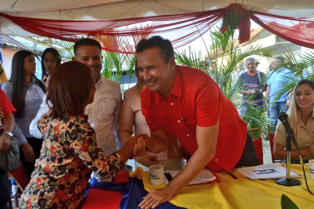 josemvasquez's tweet photo. Entregamos 137 créditos a emprendimientos y actividades productivas en la inauguración de la agencia del Banco del Tesoro en Camaguán, más inversión y distribución justa y equitativa de la riqueza del mejor país del mundo, Venezuela.

#EnCuerpoYAlmaPorGuarico

.@NicolasMaduro https://t.co/hm8Wop0PID
